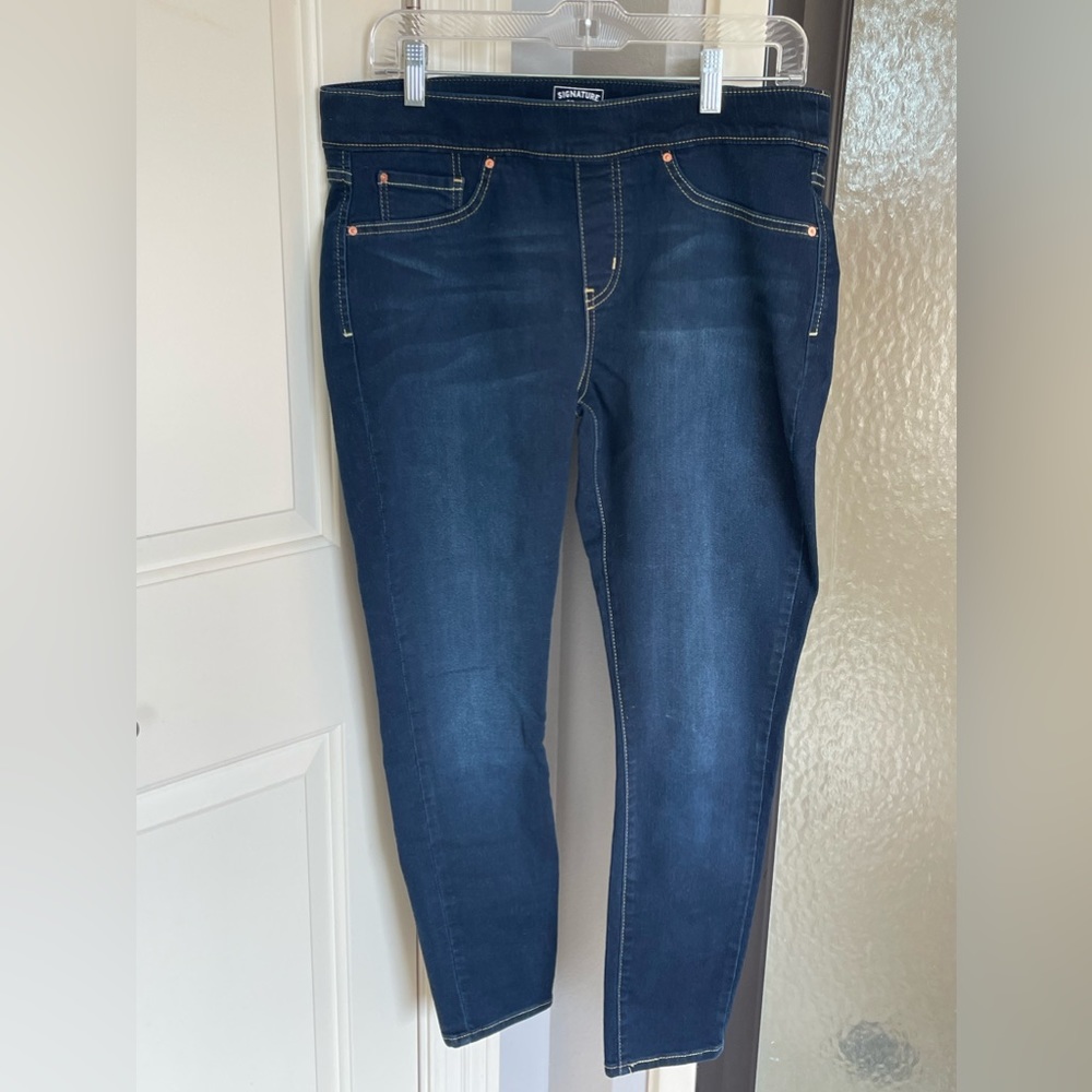 NWOT Signature by Levi Strauss - Totally Shaping Pull-On Skinny - Size 14 Short